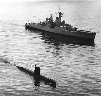 Ponorka třídy Whiskey s britskou fregatou HMS Rothesay (F 107)