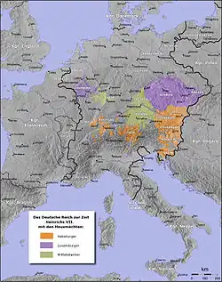 Mapa zobrazující Svatou říši římskou, která se rozprostírá na území dnešního Německa, Beneluxu kromě západní Belgie a části západního Polska, což je celé Slezsko, Lužice, takzvaná Nová Marka a část Pomořanska až po Gdaňsk. Dále pod Svatou říši římskou spadá Česko, Rakousko, středozápadní a severní (až na Benátsko) Itálie, Slovinsko, severní Chorvatsko až po Záhřeb a kromě jižní a západní Istrije, Švýcarsko, severozápadní Francie až po Avignon a Burgundsko až po Lyon a Dijon. Na mapě jsou vyznačeny také majetky Lucemburků, Habsburků a Wittelsbachů. Lucemburkové vlastní dnešní Lucembursko a okolí a celé České království. Wittelsbachům patří Porýnská Falc a Bavorsko, Habsburkům zase Tyroly, Rakousy, Štýrsko, Korutany a Kraňsko a území ve Švýcarsku a jihozápadním Německu.