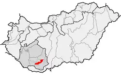 Mecsek (červeně) v rámci Zadunajské pahorkatiny (šedě) na mapě fyzickogeografického členění Maďarska