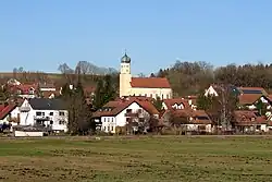 Pohled na obec Haag an der Amper s kostelem svatého Vavřince