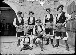 Habitants d'Ansó amb els vestits típics