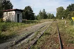 Pohled na čekárnu a železniční přejezd