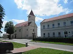 Kostel svatého Josefa z roku 1789 a stará škola