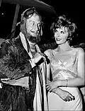 Tina Louise jako Ginger Grant (vpravo) a Hans Conried v roli zmateného pilota