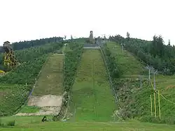 Areál velkých skokanských můstků (vlevo HS142, vpravo HS205)
