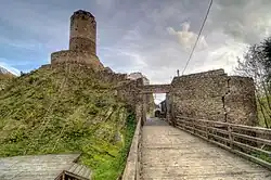 Hasištejn - 2 vstupní brána, most přes šíjový příkop a bergfrit od S.jpg