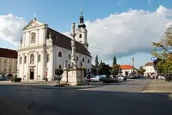 Náměstí s kostelem