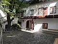 Dvůr s byty č. 5 a 6