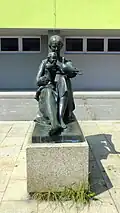 Sedící žena s dítětem a holubicí