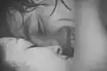 Významné nebo opětované pohledy do očí jsou signálem pozornosti nebo zájmu o sblížení.