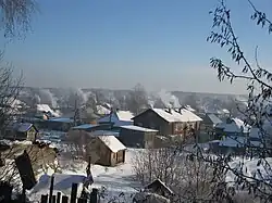 Mrazivé zimní ráno ve městě