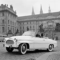 Charlotte Sheffieldová, Miss USA 1957 na reklamní fotografii Motokovu s vozem Škoda 450, 1957