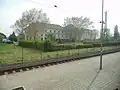Pohled na staniční budovu z vlaku.
