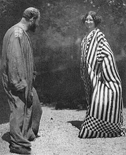 Gustav Klimt a Emilie Flöge v reformních oděvech, 1909, foto: Heinrich Böhler