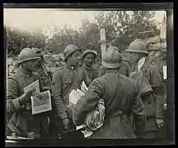 Helen Johns Kirtlandová a italští vojáci poblíž řeky Piavy, Itálie