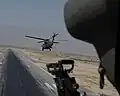 UH-60 Black Hawk po vzlétnutí ze vzletové a přistávací dráhy