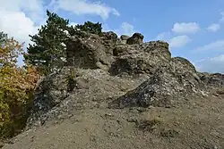 Detail rozeklaného skalního vrcholku