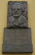 Památník Waltheru Henselovi vedle vchodu do vily.