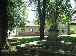 Herálec, socha na návsi.jpg