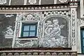 Kostelní náměstí 28, atikové patro (dualita Venuše), Caritas a kozel