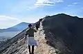 Turisté na kraji kráteru.