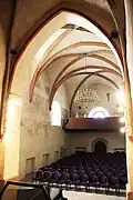 Pohled z presbytáře do hlavní lodi