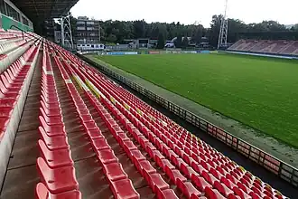Protilehlá tribuna