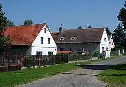 Chalupy v obci