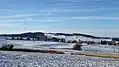 Vyvýšeniny nad částí města Blatno v CHKO Žďárské vrchy, v zalesněné části vlevo Svatojánské Lázně, vpravo kupa Na skalce (637 m) se sochou Mistra Jana Husa, svahem vedena z centra města Lázeňská stezka