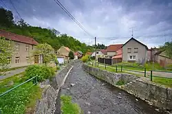 Říčka Hloučela protékající obcí