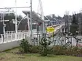 Stanice Hlubočepy, v pozadí tramvajová estakáda ve směru vzhůru k zastávce Geologická