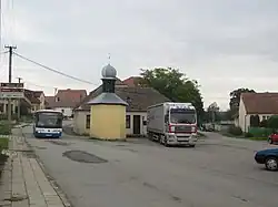 Náves s kapličkou