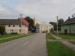 Hlušovice,obecní úřad,za ním kostel