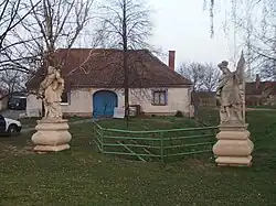 Hnanice, sochy.JPG