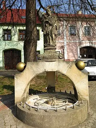 Hoštka, socha svatého Jana Nepomuckého.jpg