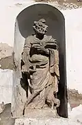Socha světce před vchodem na hřbitov