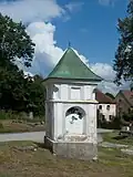 Výklenková kaplička u kostela