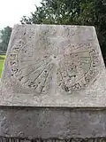 Hodiny_sluneční_pilířové_(Moravská_Třebová),_detail.JPG