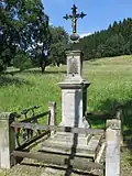 Boží muka u kaple v Hodkovicích u Trutnova (částečně opravená Jar. Sedláčkem, † 2008)