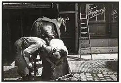 Hoefsmid aan het werk met een paard