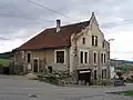 Dům poblíž kostela při silnici od Kájova