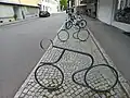 Stojan na kola ve tvaru cyklisty
