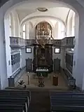 Pohled do lodi a presbytáře
