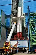 Připojování urychlovacích motorů k prvnímu stupni rakety PSLV.