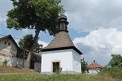 Zvonice v Hojkově – jehlancová střecha s námětky
