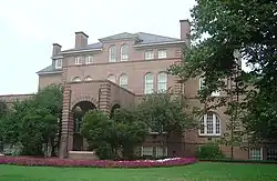 Holladay Hall, první postavená budova kampusu
