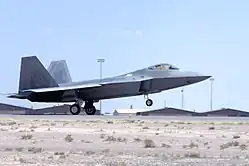 Stíhačka F-22 Raptor přistává na Hollomanově základně (2008)