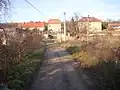 Domy v severní polovině osady, po levé straně údolí