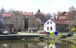 Pohled od rybníka směrem ke kostelu