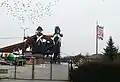 Skladovací zařízení betonárny, upravené do podoby obřího kanónu s obsluhou (připomínka bitvy u Slavkova)